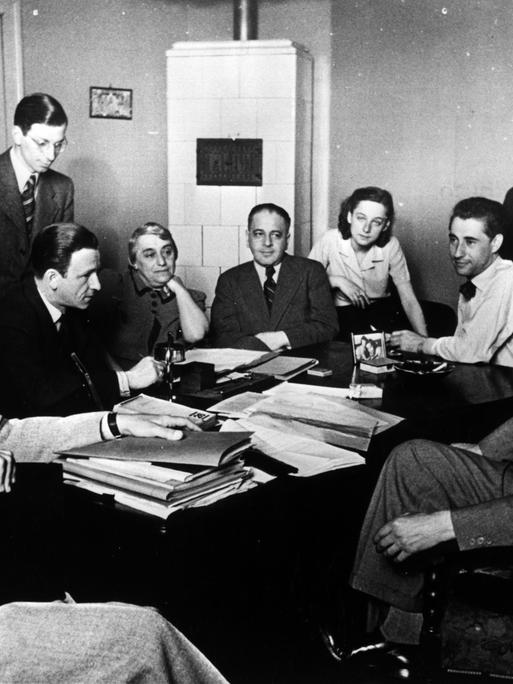 Sitzung Jüdischer Kulturbund im Juli 1939 in Berlin (v.li. Fritz Wisten, Josef Rosner, Werner Hinzelmann, Adolf(?) Friedlaender, Ali Jacoby, Rudolf Calman, Hanna Litten, Rudolf Schwarz, Leo Hirsch, Werner Levie)