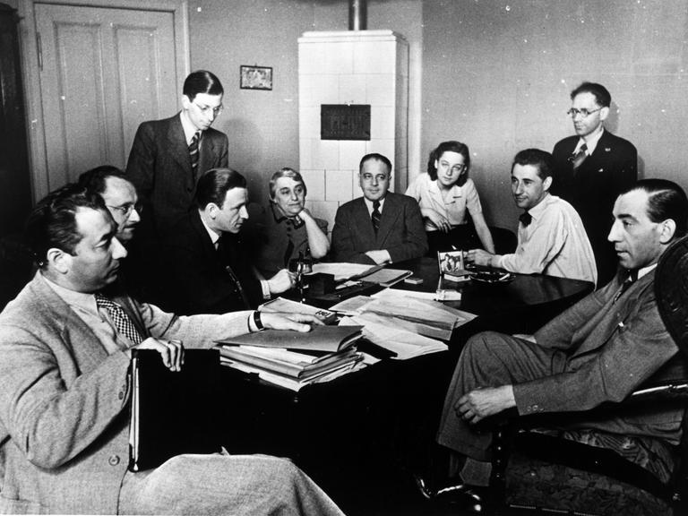 Sitzung Jüdischer Kulturbund im Juli 1939 in Berlin (v.li. Fritz Wisten, Josef Rosner, Werner Hinzelmann, Adolf(?) Friedlaender, Ali Jacoby, Rudolf Calman, Hanna Litten, Rudolf Schwarz, Leo Hirsch, Werner Levie)