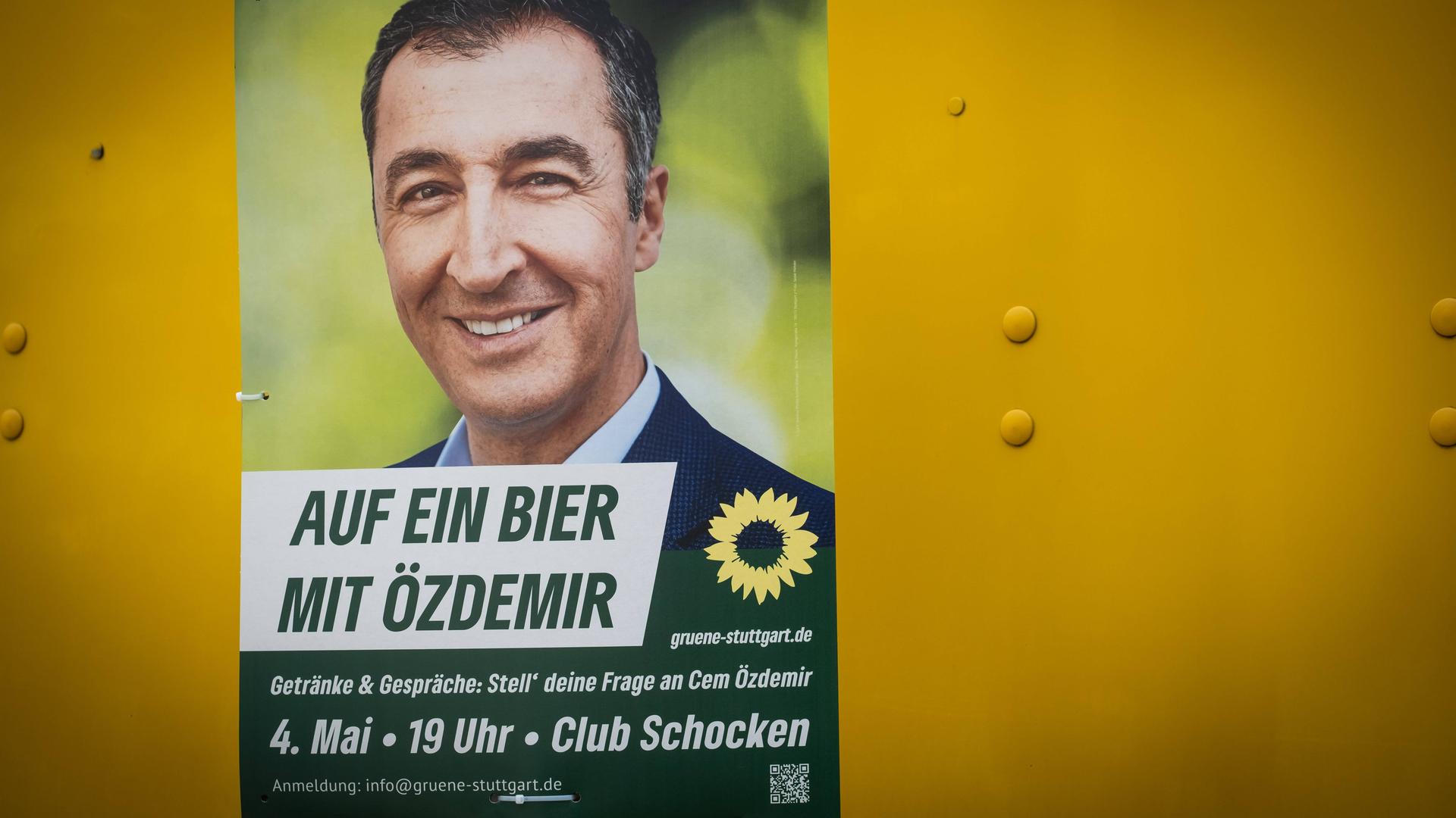 "Auf ein Bier mit Özdemir" steht auf einem Wahlkampfplakat in Stuttgart