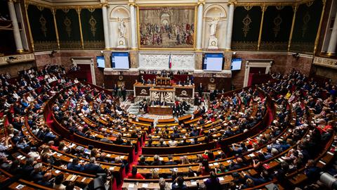 Das voll besetzte Parlamentsgebäude in Paris.