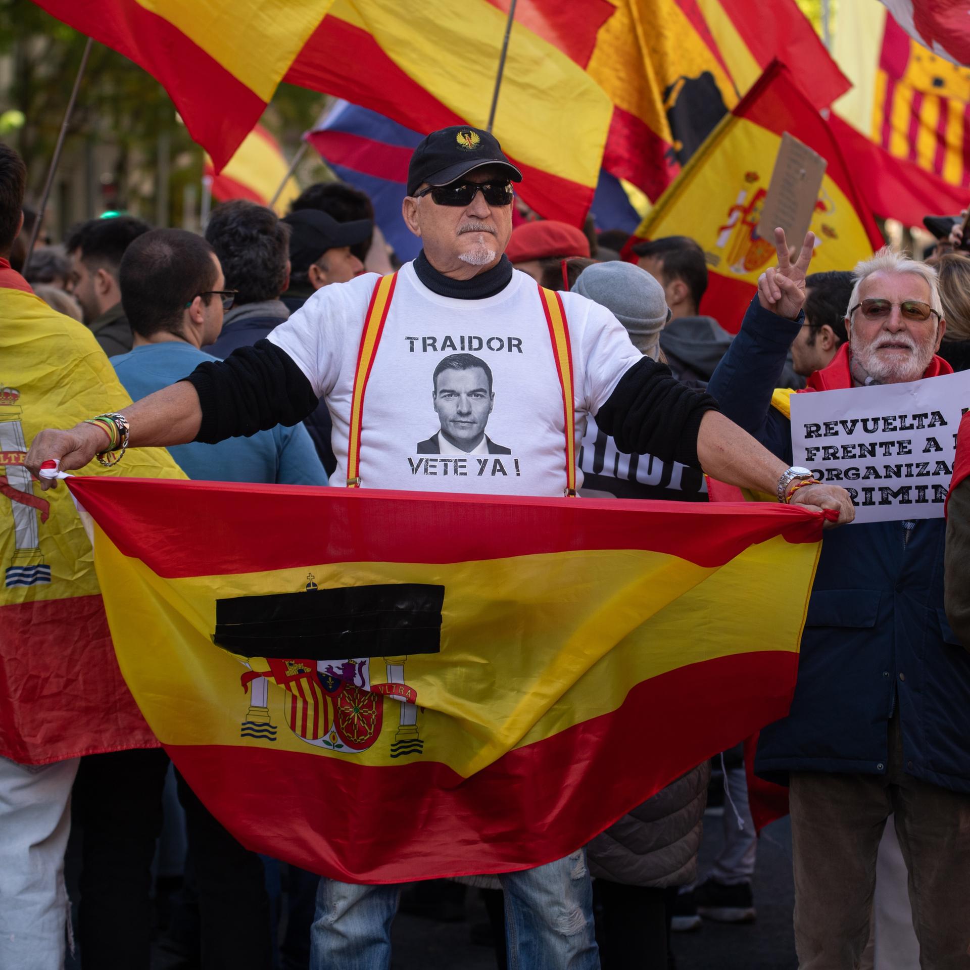 Ein Demonstrant in Madrid trägt ein T-Shirt mit der Aufschrift "Pedro Sánchez, Verräter, geh weg!"