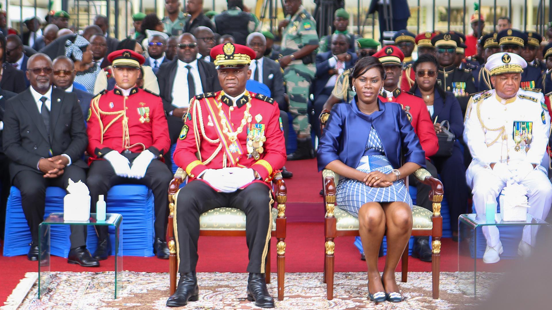 General Brice Oligui Nguema sitzt mit einer Unifoirm mit vielen Auszeichnungen bei der Zeremonie zur Vereidigung als Übergangspräsident von Gabun. 