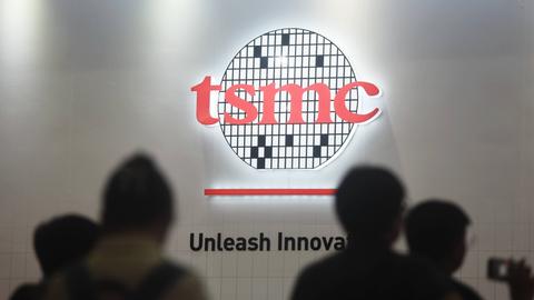 Das Logo TSMC leuchtet in roter Schrift auf einem Kongress in China.