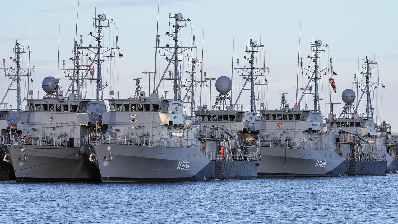 Zu sehen sind mehrere Minenabwehrboote der deutschen Marine in einem Hafen.