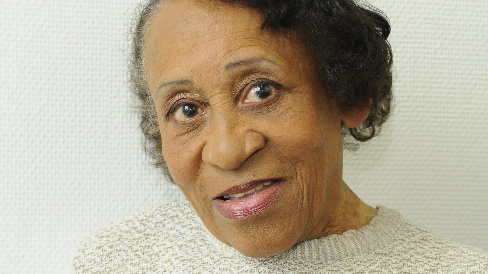 Marie Nejar eigentlich Leila Negra ist eine ehemalige deutsche Schlagersängerin und Schauspielerin, die während der NS-Zeit als dunkelhäutige Statistin in Durchhaltefilmen der Ufa spielte und mit dem Beginn der 1950er Jahre, ungeachtet ihres wahren Alters, zu einem Kinderstar avancierte. Marie Nejar eigentlich Leila Negra ist eine ehemalige deutsche Schlagersängerin und Schauspielerin, die während der NS-Zeit als dunkelhäutige Statistin in Durchhaltefilmen der Ufa spielte und mit dem Beginn der 1950er Jahre, ungeachtet ihres wahren Alters, zu einem Kinderstar avancierte.