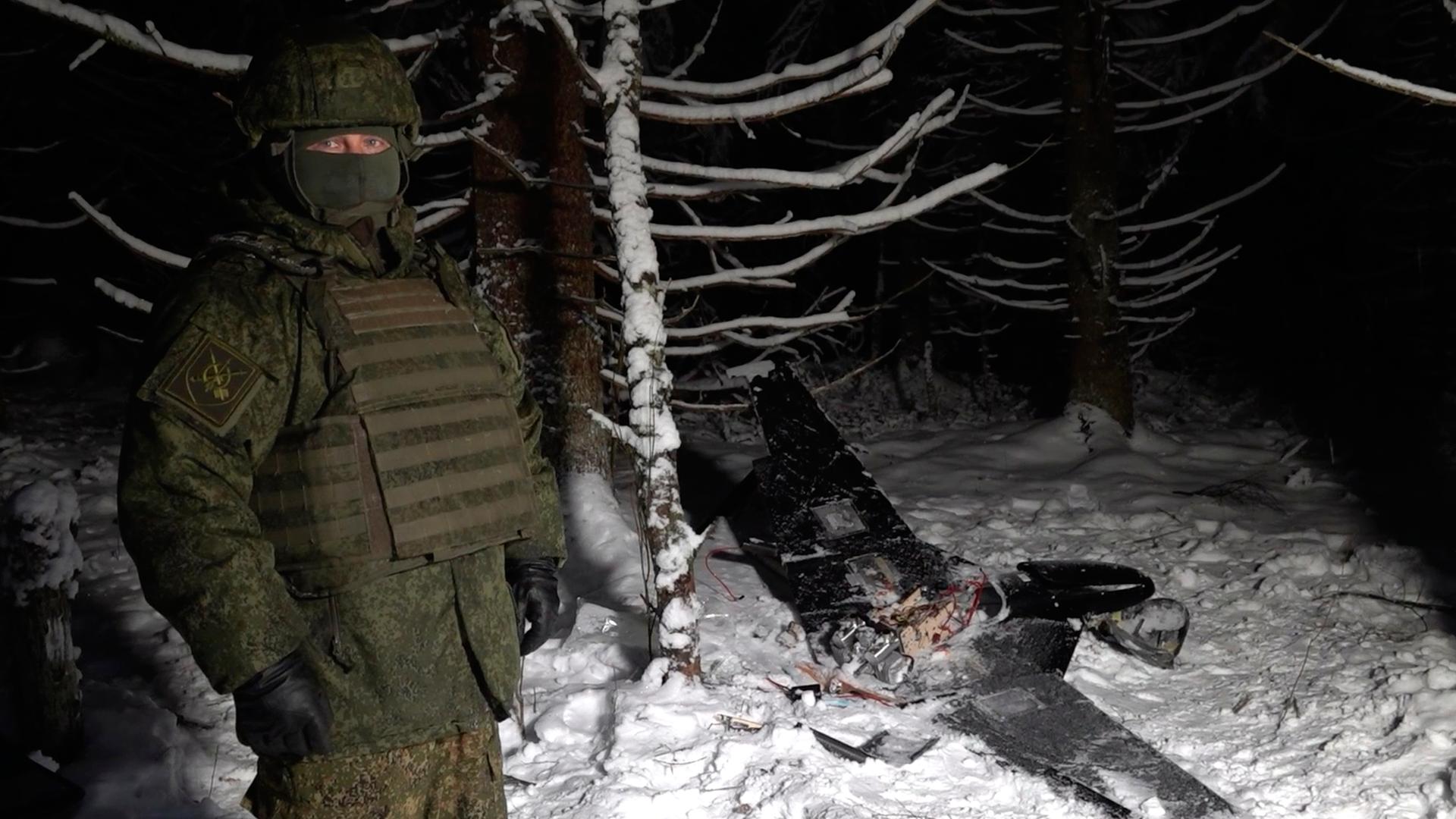 Dieses Bild zeigt einen Mann, der neben einer angeblich abgeschossenen Drohne steht, bei der es sich um eine der ukrainischen Drohnen handeln soll, die an einem angeblichen Angriff auf eine Residenz von Russlands Präsident Putin beteiligt waren. 