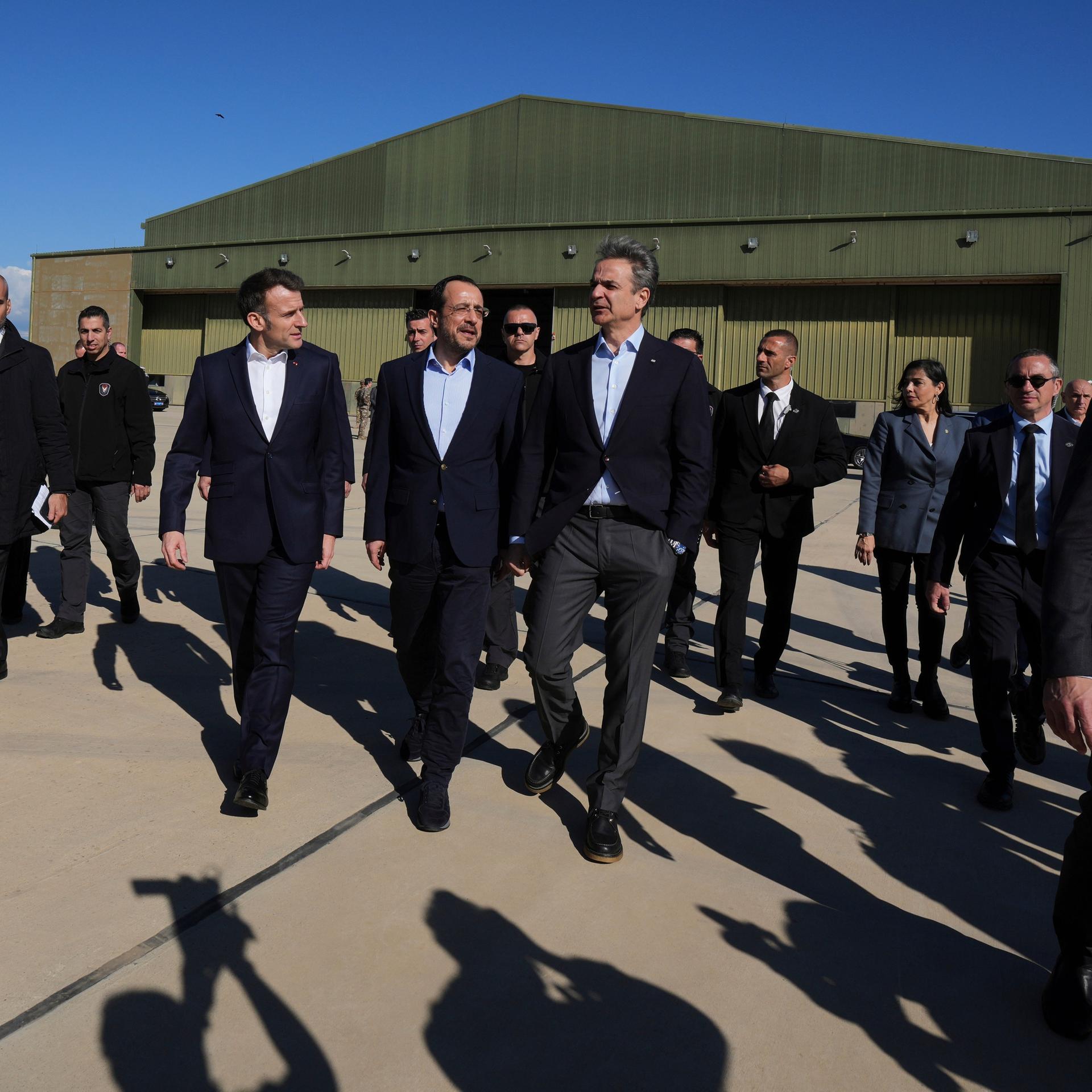 Der französische Präsident Emmanuel Macron (links), der zyprische Präsident Nikos Christodoulides (Mitte) und der griechische Premierminister Kyriakos Mitsotakis verlassen nach einer Pressekonferenz die Andreas Papandreou Air Base in Paphos.