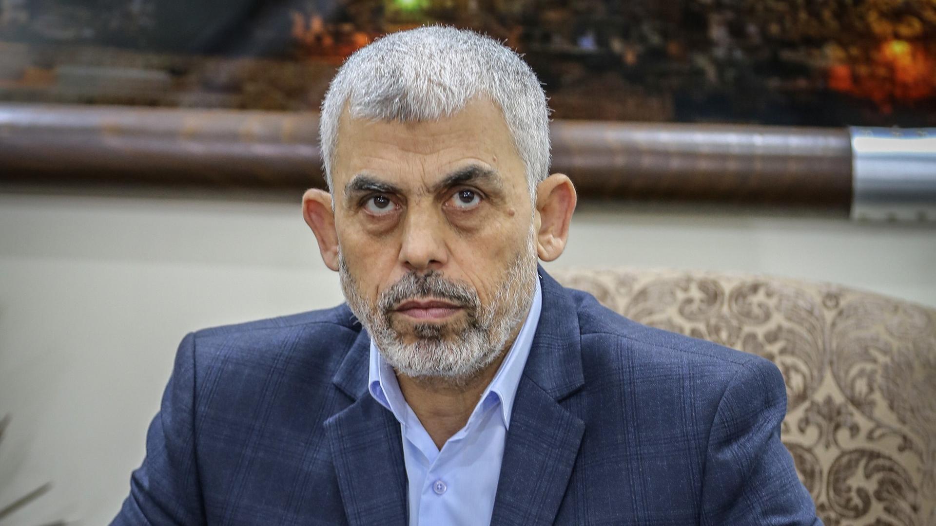 Der Chef der Hamas im Gazastreifen, Jihia al-Sinwar, in einem mit Muster bestickten Sessel