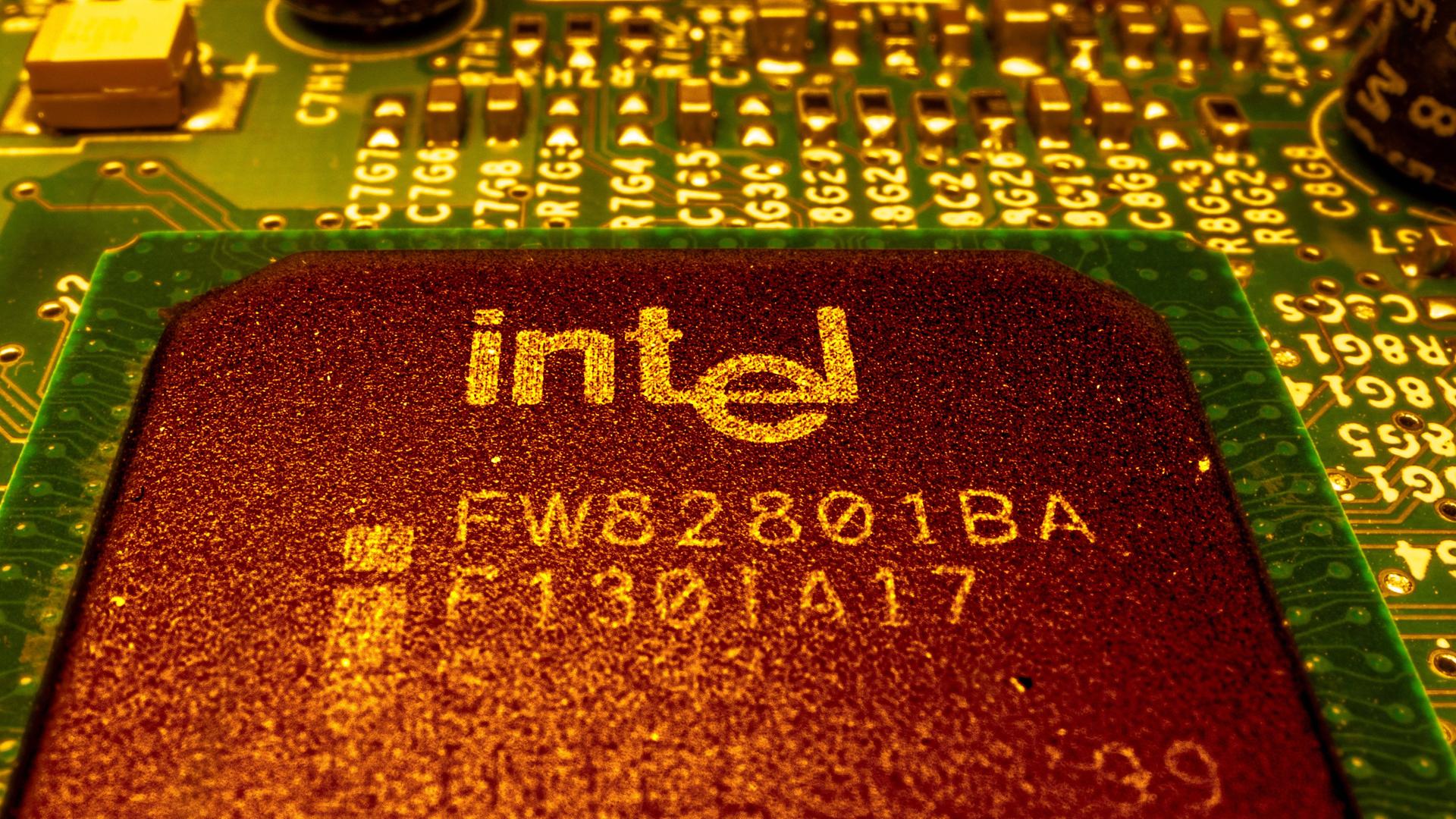 Intel Mikroprozessor (CPU) auf einer Computerplatine.