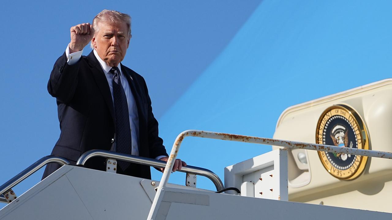 US-Präsident Donald Trump steigt an Bord der Air Force One und zeigt eine geballte Faust. Aufnahmedatum: 1. März 2026.
