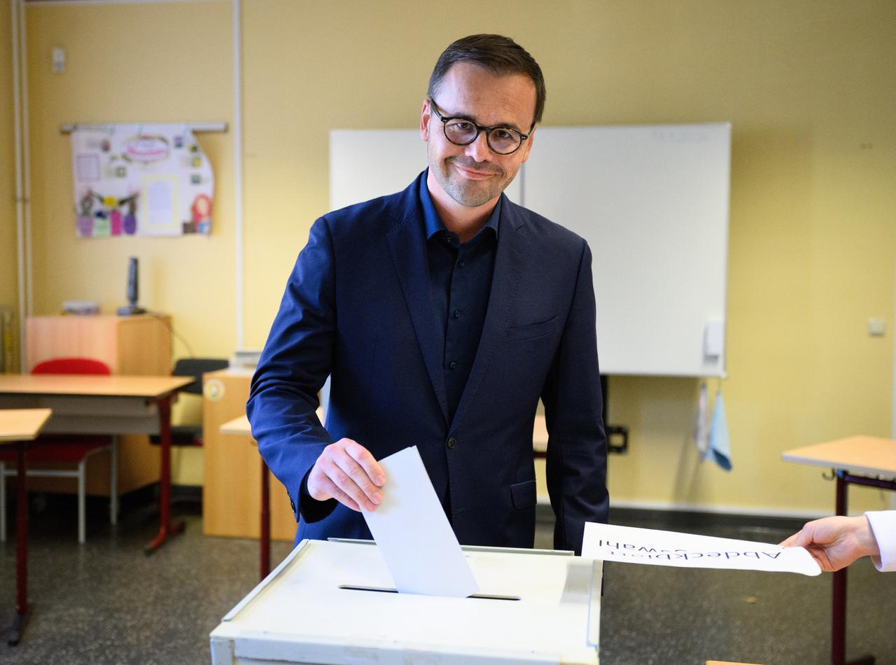 Jan Redmann, Spitzenkandidat und Landesvorsitzender der CDU in Brandenburg, gibt im Wahllokal in der Bürgel-Schule seine Stimme ab. 