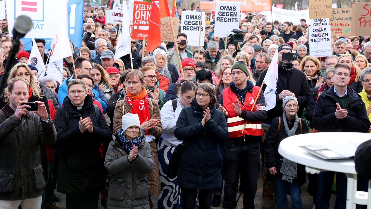 Zeichen Für Demokratie - Wieder Zehntausende Bei Kundgebungen Gegen ...