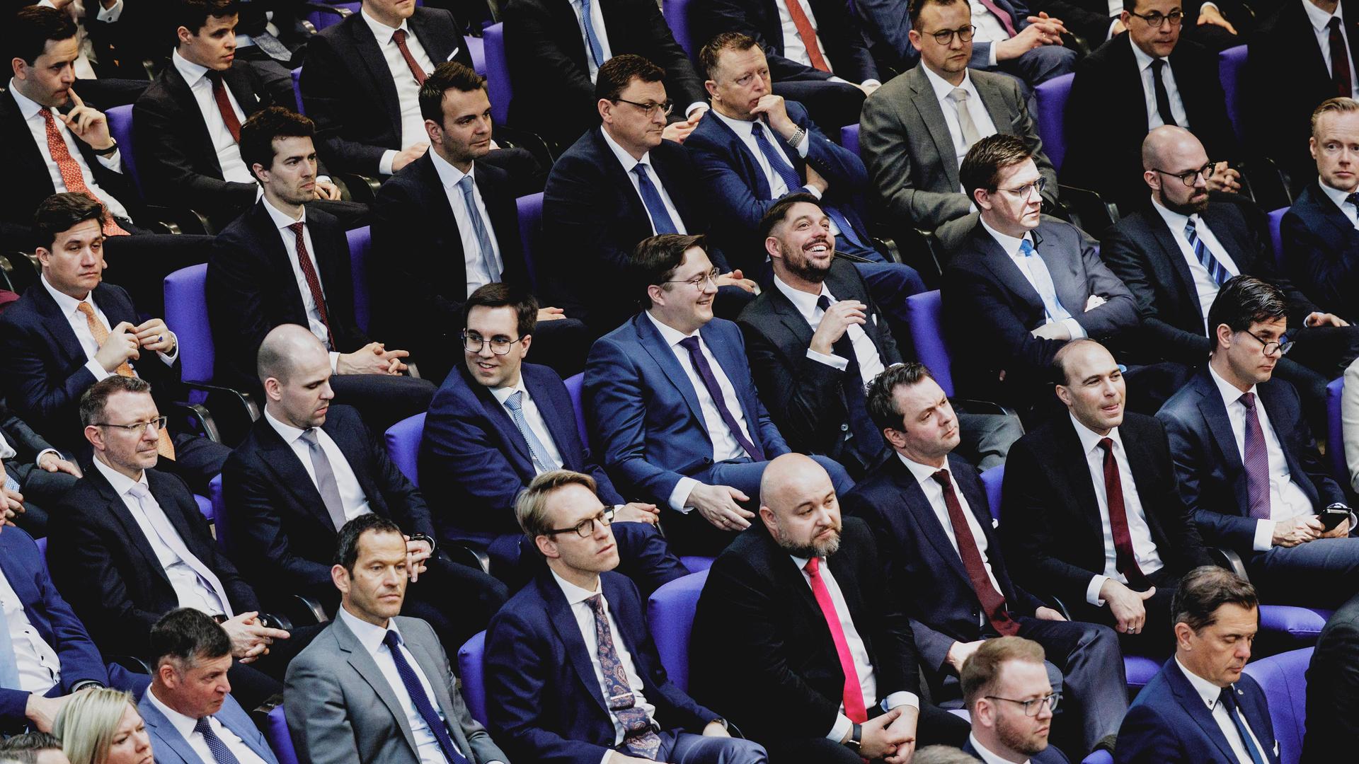 Das Foto zeigt viele männliche Abgeordnete im Deutschen Bundestag. Sie sind in der Unions-Fraktion.