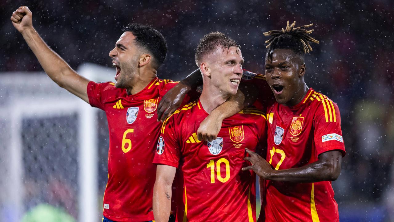 Die spanischen Spieler feiern nach dem Sieg gegen Georgien den Einzug ins Viertelfinale der Europameisterschaft 2024.