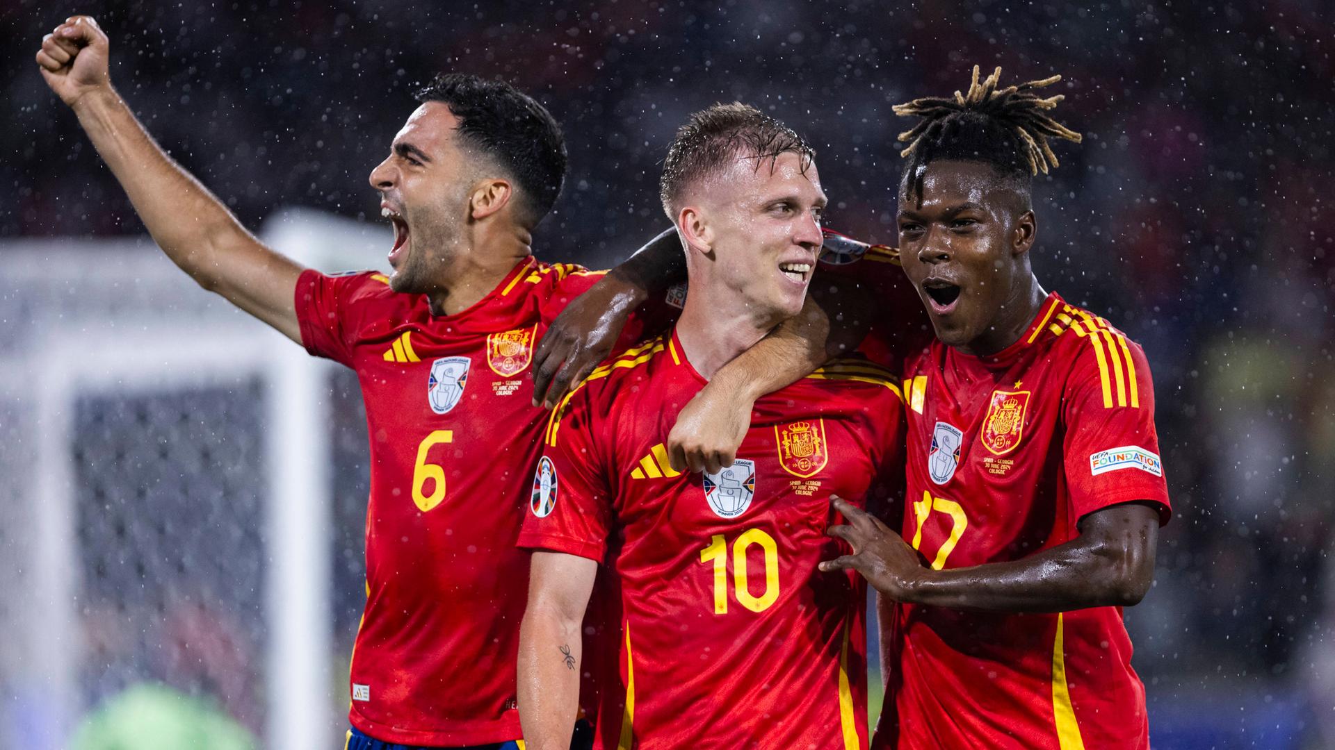 Die spanischen Spieler feiern nach dem Sieg gegen Georgien den Einzug ins Viertelfinale der Europameisterschaft 2024.