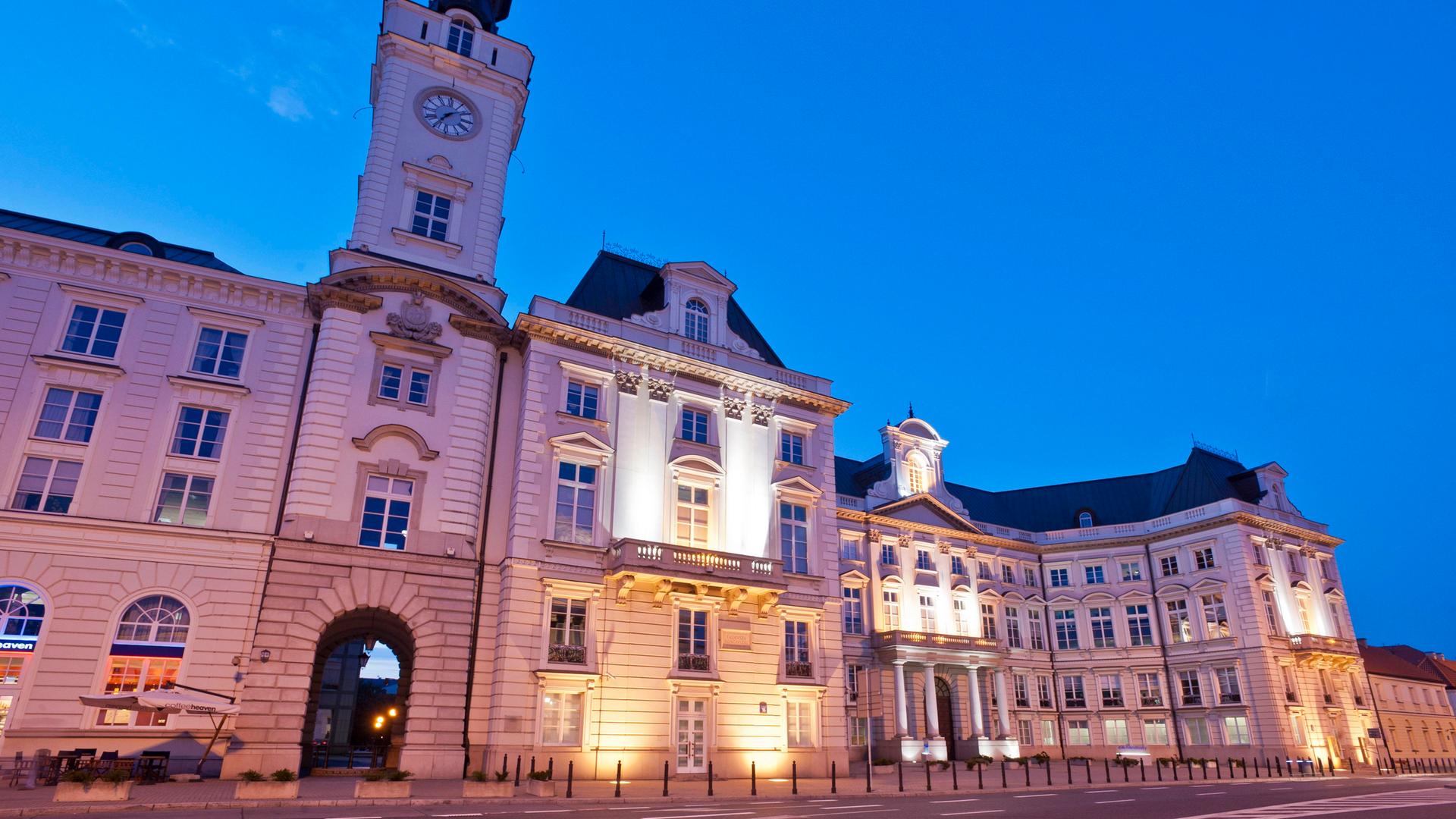 Der Jablonowski-Palast, ein Gebäude mit heller Fassade und einem Turm 