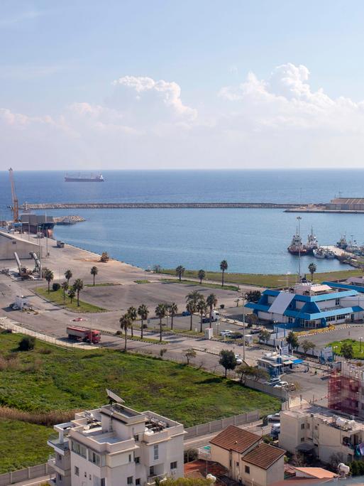 Eine Stadt mit einem Hafen, dahinter das Meer. Eine Stadt mit einem Hafen, dahinter das Meer.