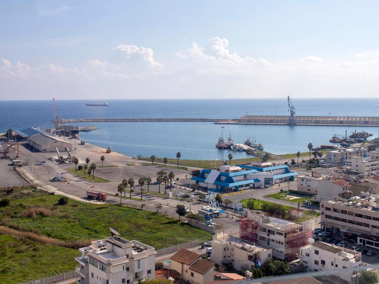 Eine Stadt mit einem Hafen, dahinter das Meer. Eine Stadt mit einem Hafen, dahinter das Meer.