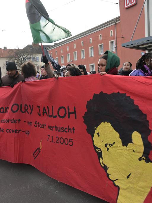 Demonstranten nehmen an einer Kundgebung zum Gedenken an den Asylbewerber Oury Jalloh teil. Es ist der 20. Todestag des Mannes aus Sierra Leone der am 7. Januar 2005 bei einem Feuer in einer Polizeizelle gestorben war.