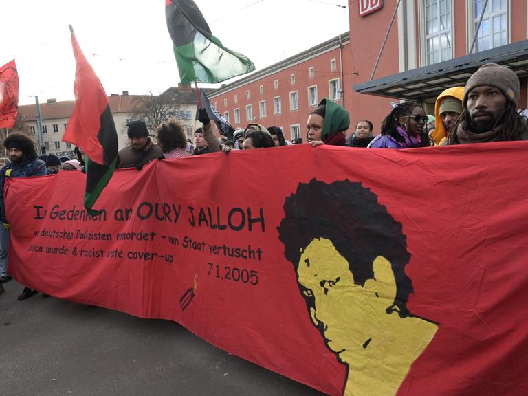 Demonstranten nehmen an einer Kundgebung zum Gedenken an den Asylbewerber Oury Jalloh teil. Es ist der 20. Todestag des Mannes aus Sierra Leone der am 7. Januar 2005 bei einem Feuer in einer Polizeizelle gestorben war.