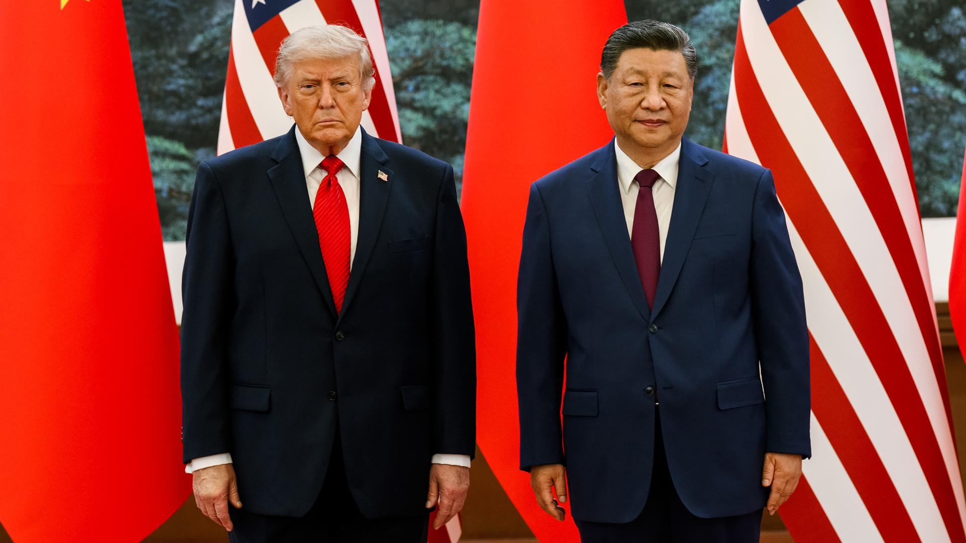 Chinas Präsident Xi Jinping (rechts) und US-Präsident Donald Trump in der Großen Halle des Volkes in Peking