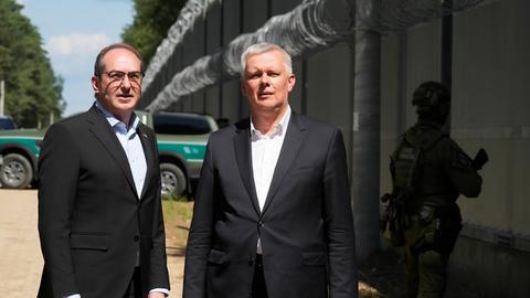 Die Innenminister Deutschlands und Polens, Dobrindt und Siemoniak, stehen an der polnisch-belarussischen Grenze.