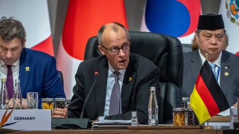 Bundeskanzler Friedrich Merz nimmt an der Eröffnungssitzung beim G20-Gipfel teil - links sitzt Lars Klingbeil (SPD), Finanzminister.