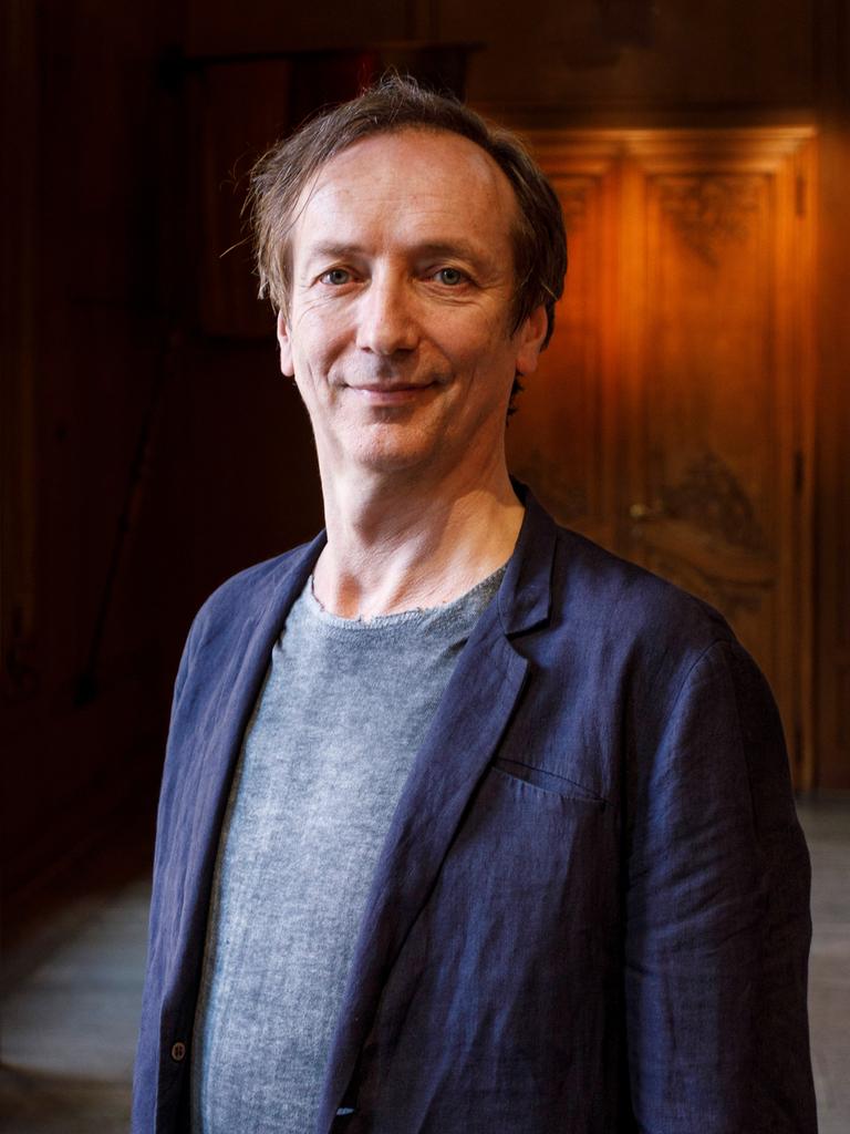 Hauschka lächelt in die Kamera. Er trägt ein dunkelblaues Sakko über grauem Shirt. Hauschka lächelt in die Kamera. Er trägt ein dunkelblaues Sakko über grauem Shirt.