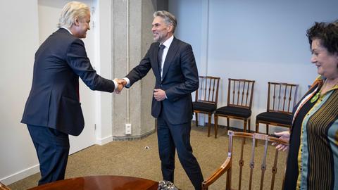 Den Haag: Dick Schoof (M), designierter Premierminister des neuen Kabinetts, begrüßt Geert Wilders (l), den Fraktionsvorsitzenden der Partei für die Freiheit (PVV). 