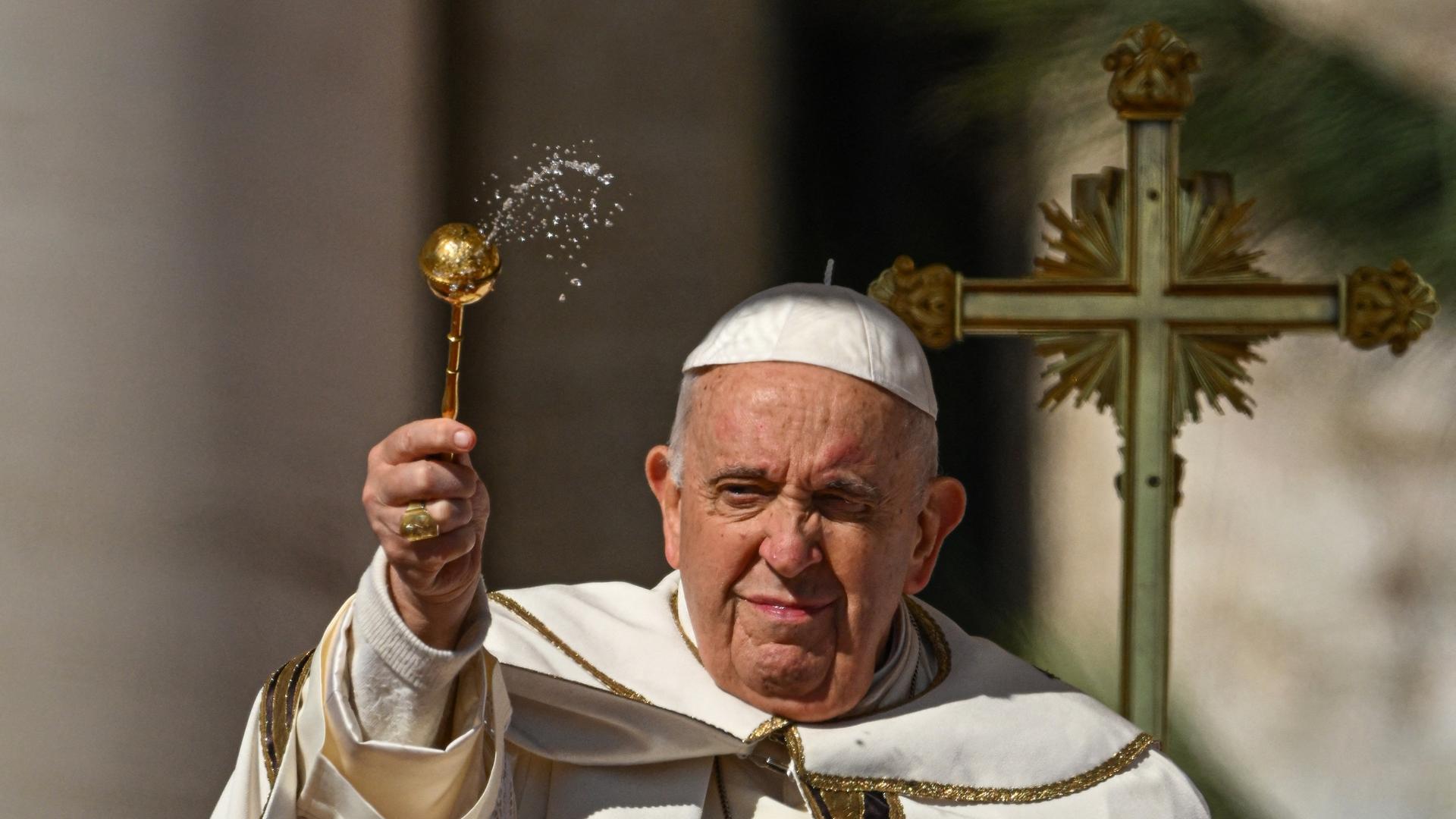 Papst Franziskus sprengt Heiliges Wasser während des Ostergottesdienstes. (Photo by Andreas SOLARO / AFP)