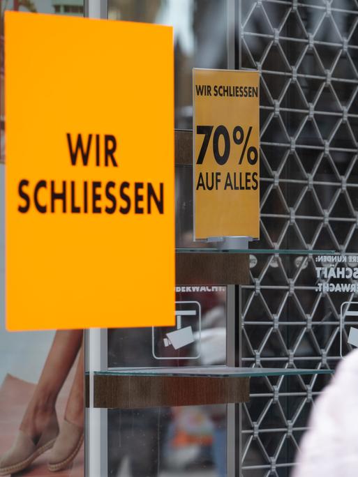 Ein Plakat weist auf die Schließung eines Einzelhandelsgeschäfts in der Königstraße hin.