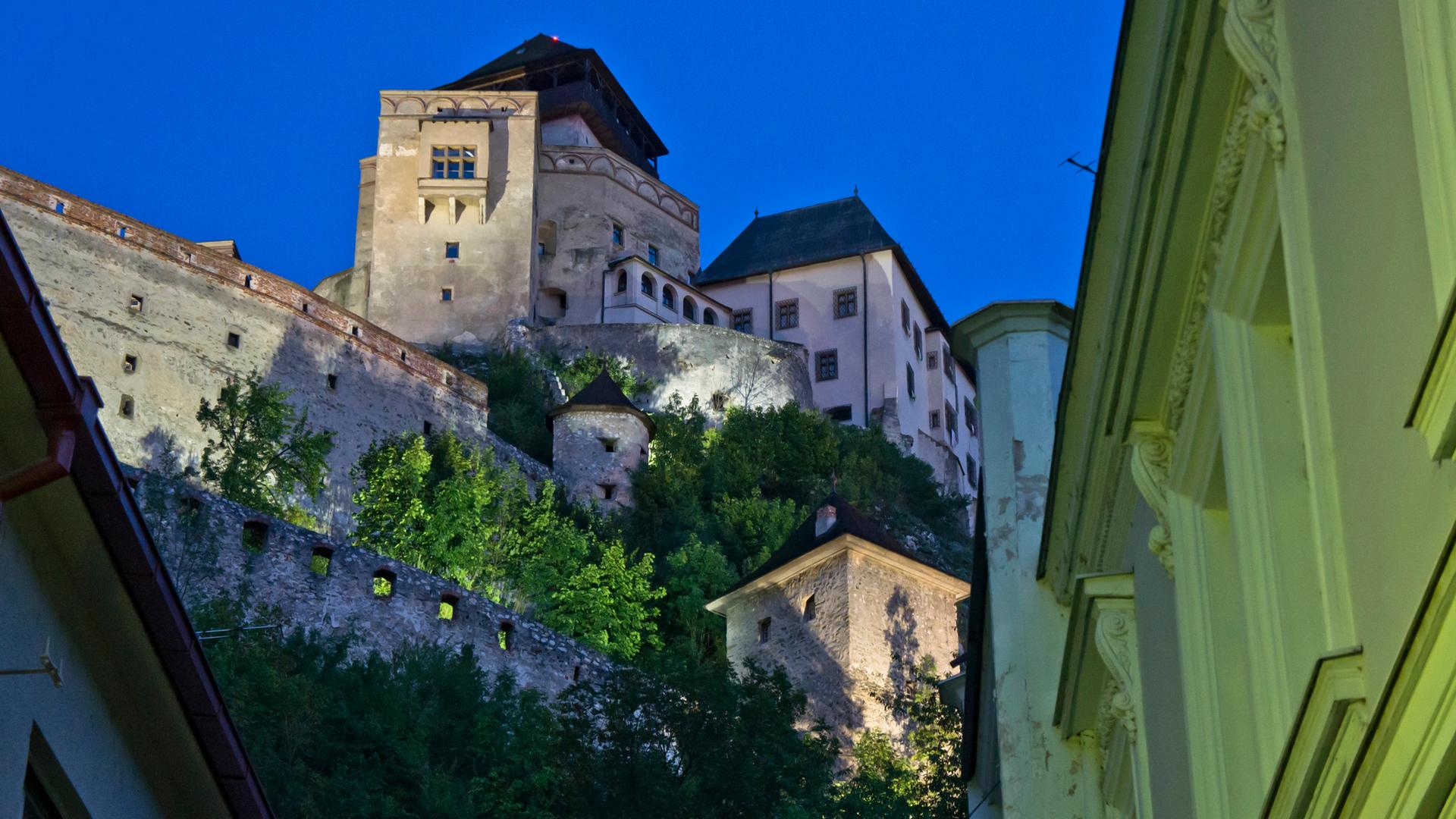 Trencin in der Slowakei. Blick auf die Altstadt bei Nacht mit der Burg im Hintergrund.