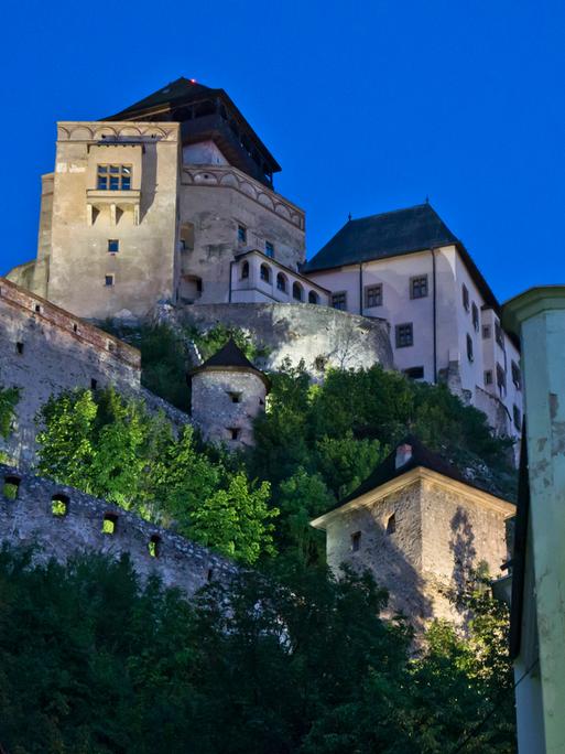 Trencin in der Slowakei. Blick auf die Altstadt bei Nacht mit der Burg im Hintergrund.