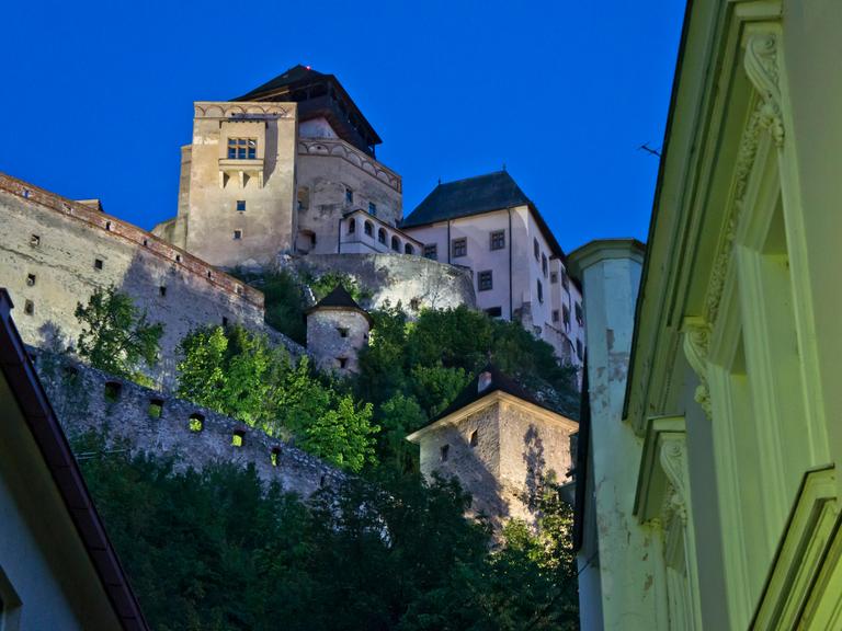 Trencin in der Slowakei. Blick auf die Altstadt bei Nacht mit der Burg im Hintergrund.