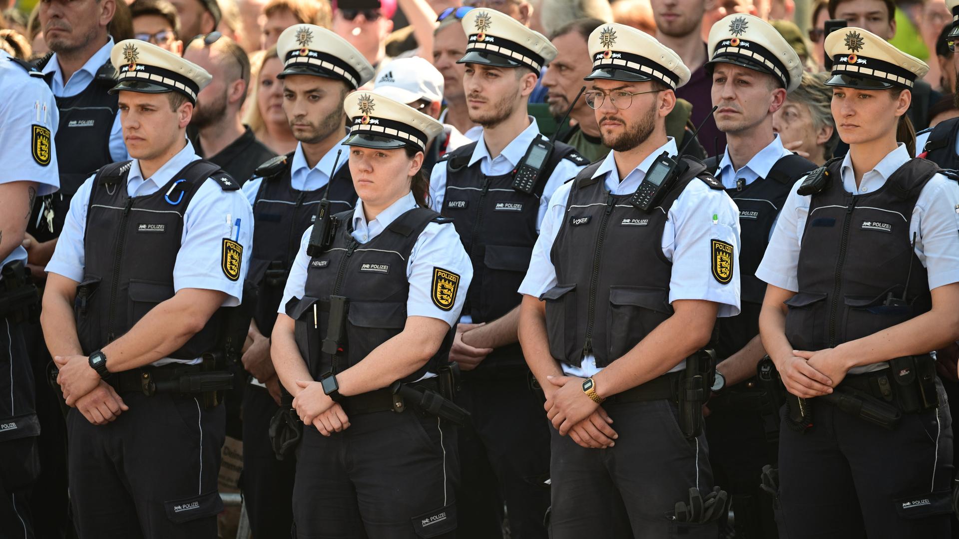 Polizisten stehen auf dem Markt-Platz in Mannheim