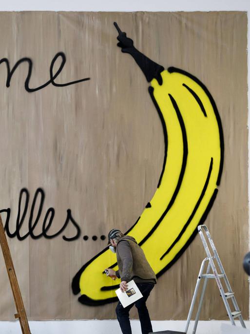 Thomas Baumgärtel in seinem Atelier in Dellbrück bei der Arbeit an dem Riesen-Kunstwerk "Ohne Volksabstimmung ist alles BANANE!".