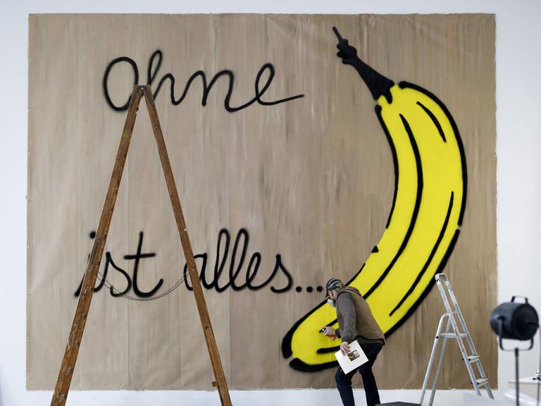 Thomas Baumgärtel in seinem Atelier in Dellbrück bei der Arbeit an dem Riesen-Kunstwerk "Ohne Volksabstimmung ist alles BANANE!".