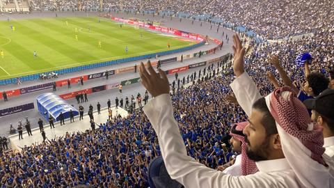 Zuschauer beim Stadtderby Al Hilal gegen Al Nassr im König-Fahd-Stadion in Riad