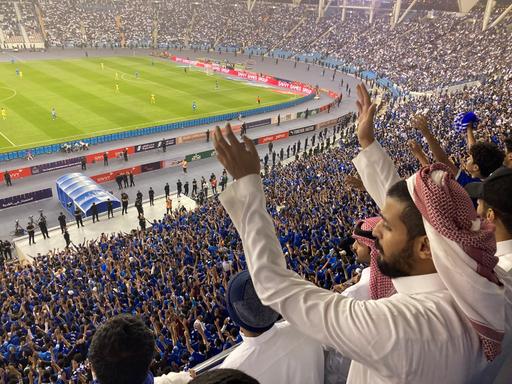 Zuschauer beim Stadtderby Al Hilal gegen Al Nassr im König-Fahd-Stadion in Riad