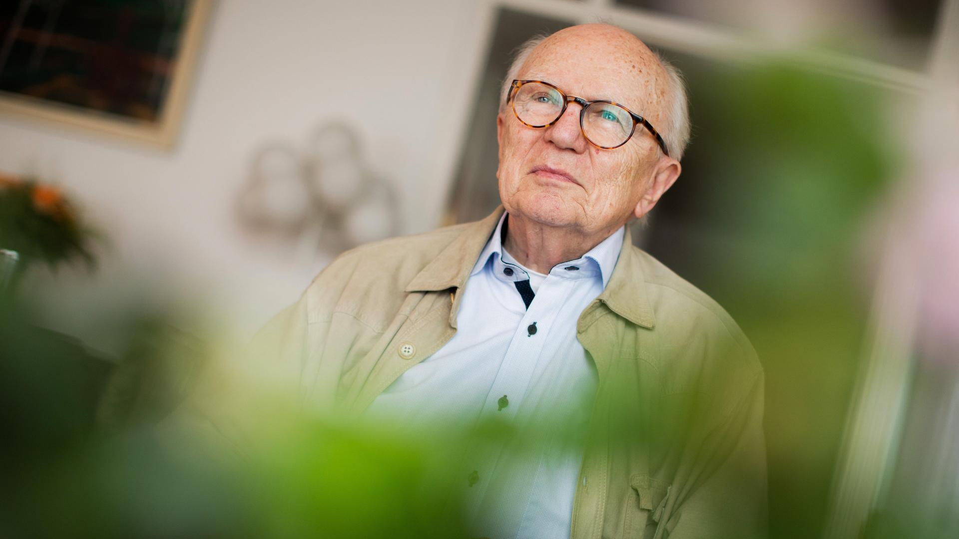 Friedrich Nowottny, ehemaliger Journalist und Intendant des Westdeutschen Rundfunks (WDR), hier auf einem Bild, das vor seinem 90. Geburtstag bei ihm daheim gemacht wurde