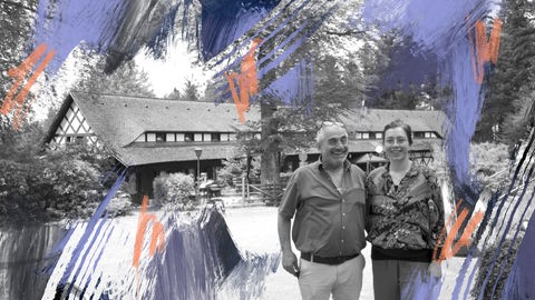 Ayla und Gültekin stehen vor einem alten Fachwerkgebäude auf der Hohritt im Schwarzwald