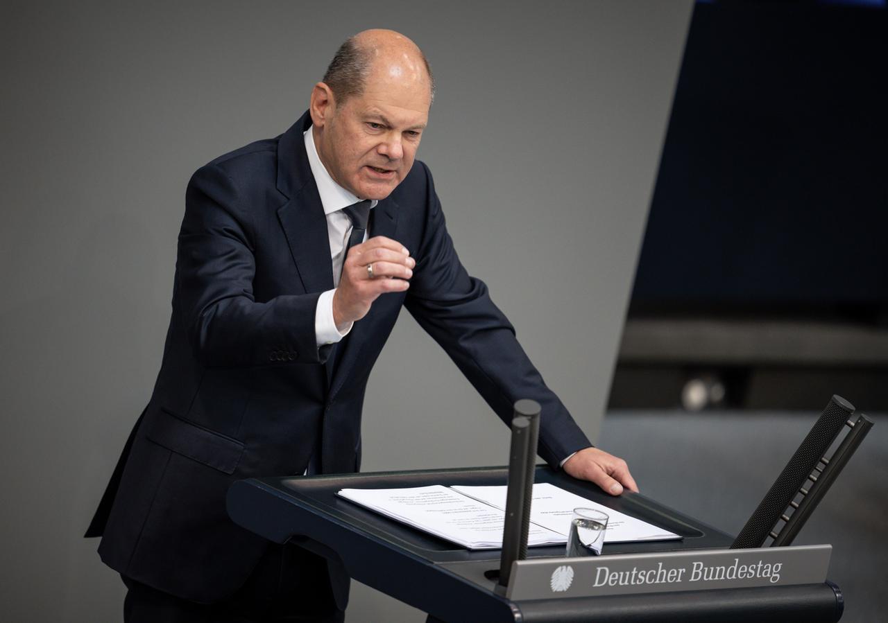 Berlin: Bundeskanzler Olaf Scholz (SPD) spricht in der Generaldebatte der Haushaltswoche im Bundestag.