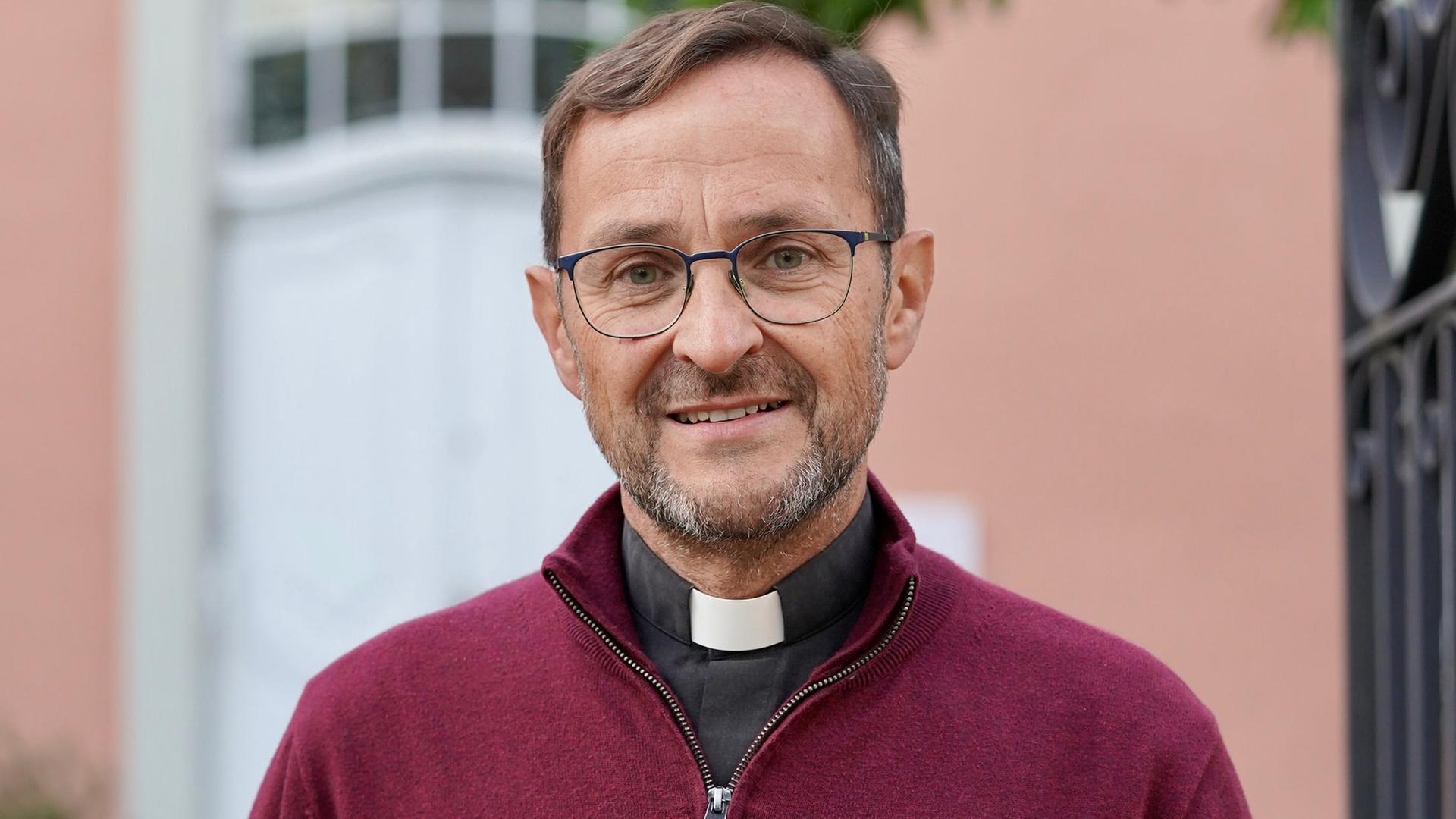 Ein Porträtfoto des katholischen Pfarrers Jörg Meyrer.