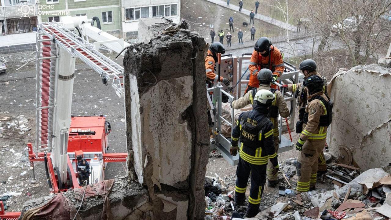 Rettungskräften arbeiten am Ort der Zerstörung nach dem russischen Angriff in Sumy.