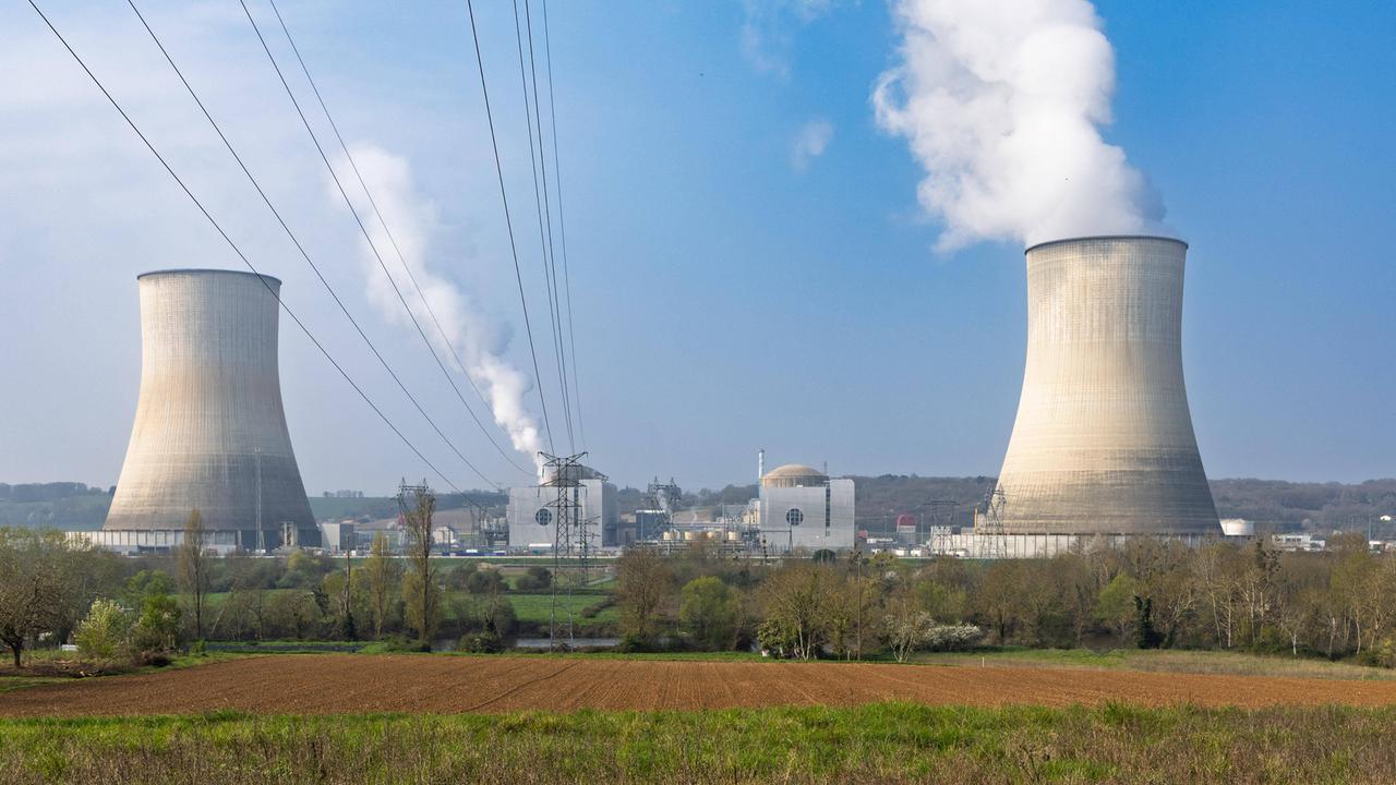 Zwei Kühltürme brüten in der Sommerhitze Zwei Kühltürme brüten in der Sommerhitze