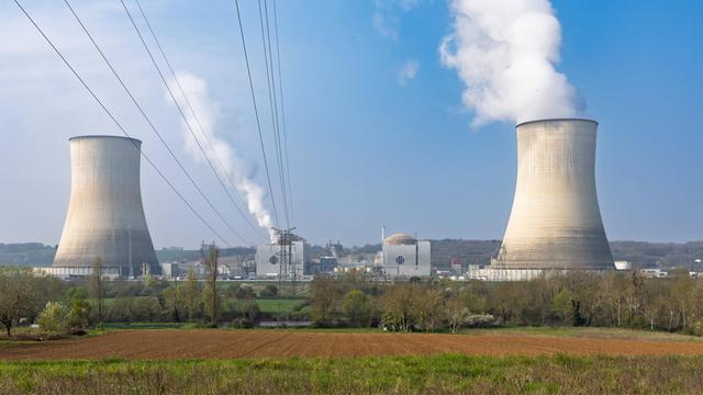 Zwei Kühltürme brüten in der Sommerhitze