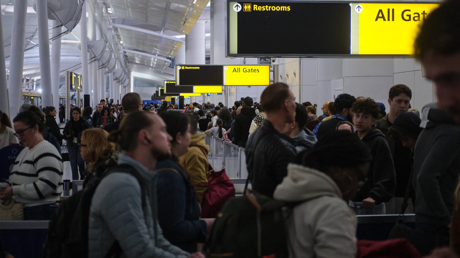Viele Menschen stehen an der Sicherheitskontrolle im Flughafen JFK in New York.