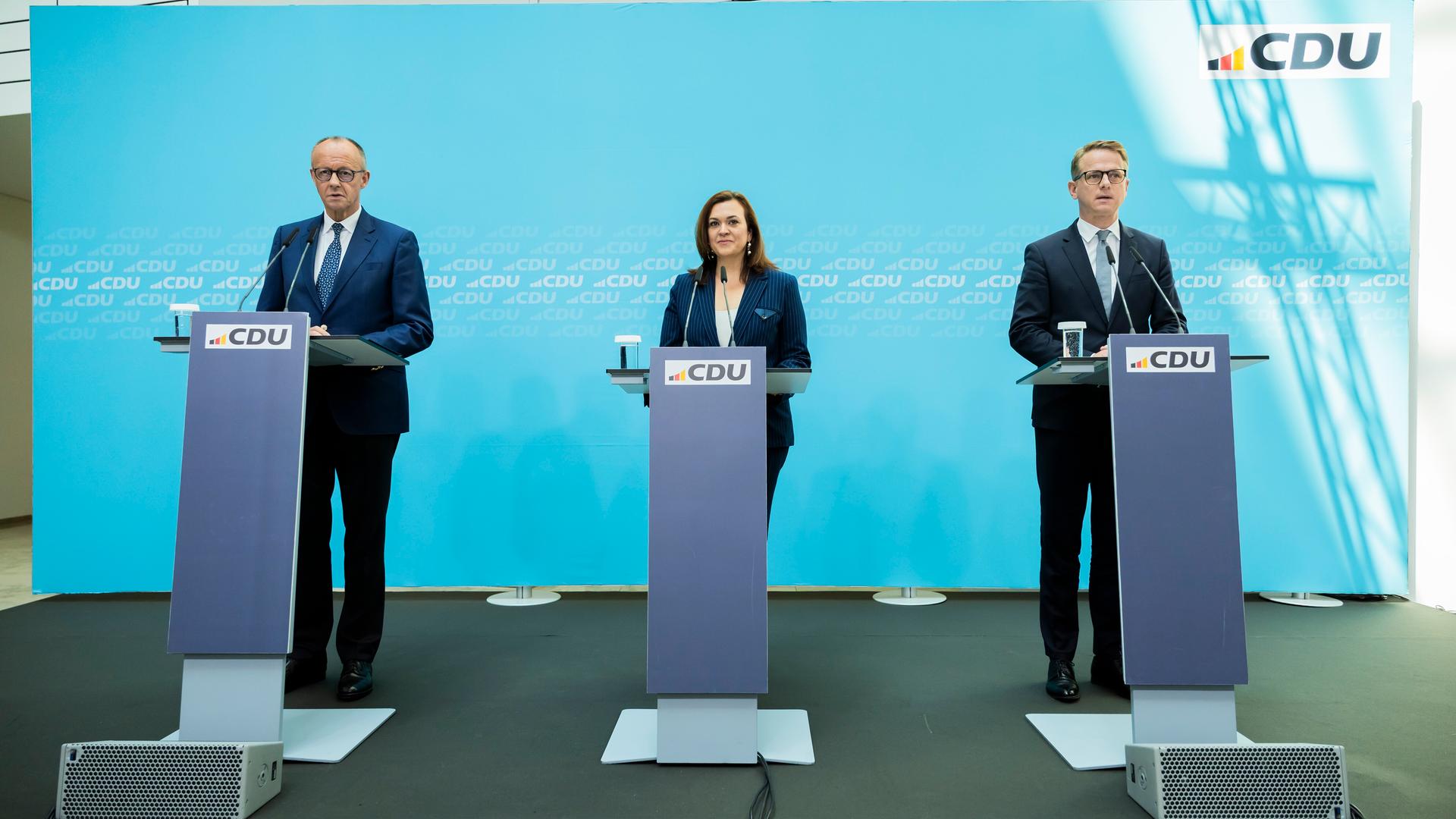 Bundeskanzler Friedrich Merz (l-r), CDU-Bundesvorsitzender, Franziska Hoppermann, neue CDU-Generalsekretärin, und Carsten Linnemann (CDU), designierter Bundesgesundheitsminister und bisheriger CDU-Generalsekretär, stehen nebeneinander. Bundeskanzler Friedrich Merz (l-r), CDU-Bundesvorsitzender, Franziska Hoppermann, neue CDU-Generalsekretärin, und Carsten Linnemann (CDU), designierter Bundesgesundheitsminister und bisheriger CDU-Generalsekretär, stehen nebeneinander.