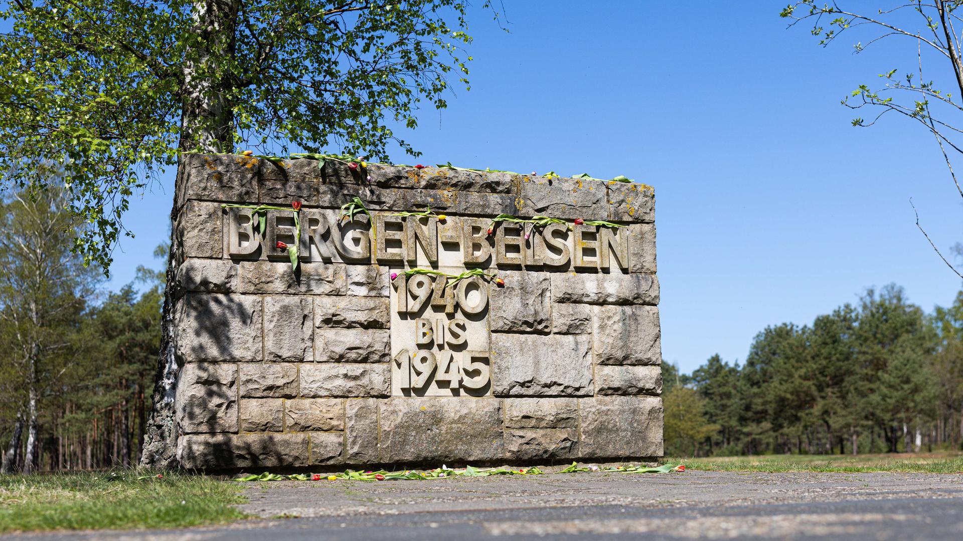 Auf einer Steintafel steht "Bergen-Belsen 1940 bis 1945". Auf einer Steintafel steht "Bergen-Belsen 1940 bis 1945".