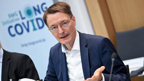 Berlin: Karl Lauterbach (SPD), Bundesminister für Gesundheit, trifft sich bei einem Rundem Tisch zu Lösungsmöglichkeiten einer besseren Versorgung für Long-Covid-Erkrankte mit Experten.